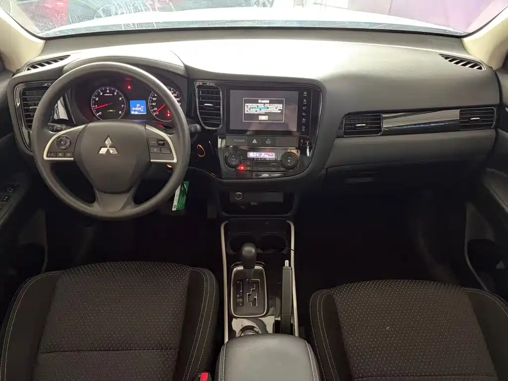 Mitsubishi Outlander 2022 — фото 15