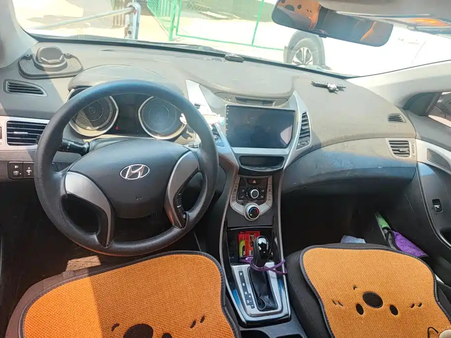 Hyundai Elantra 2016 — фото 12