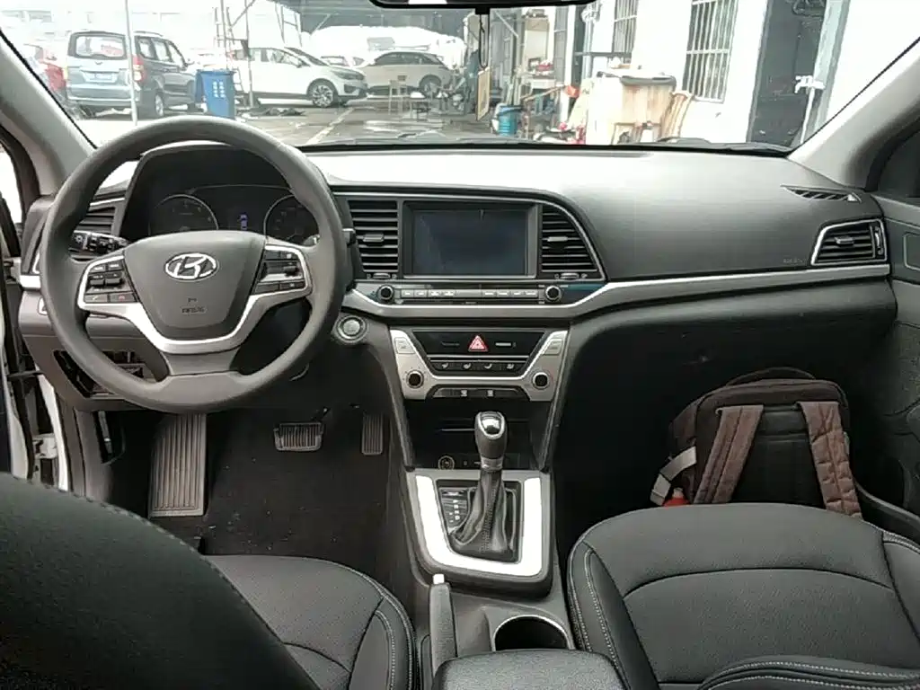 Hyundai Elantra 2019 — фото 10