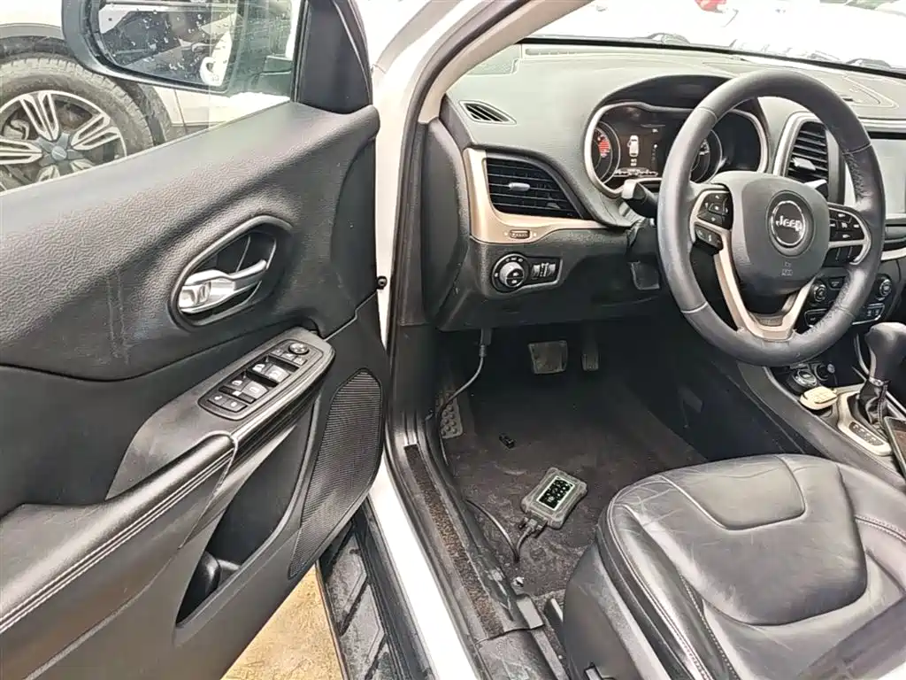 Jeep Cherokee 2018 — фото 16