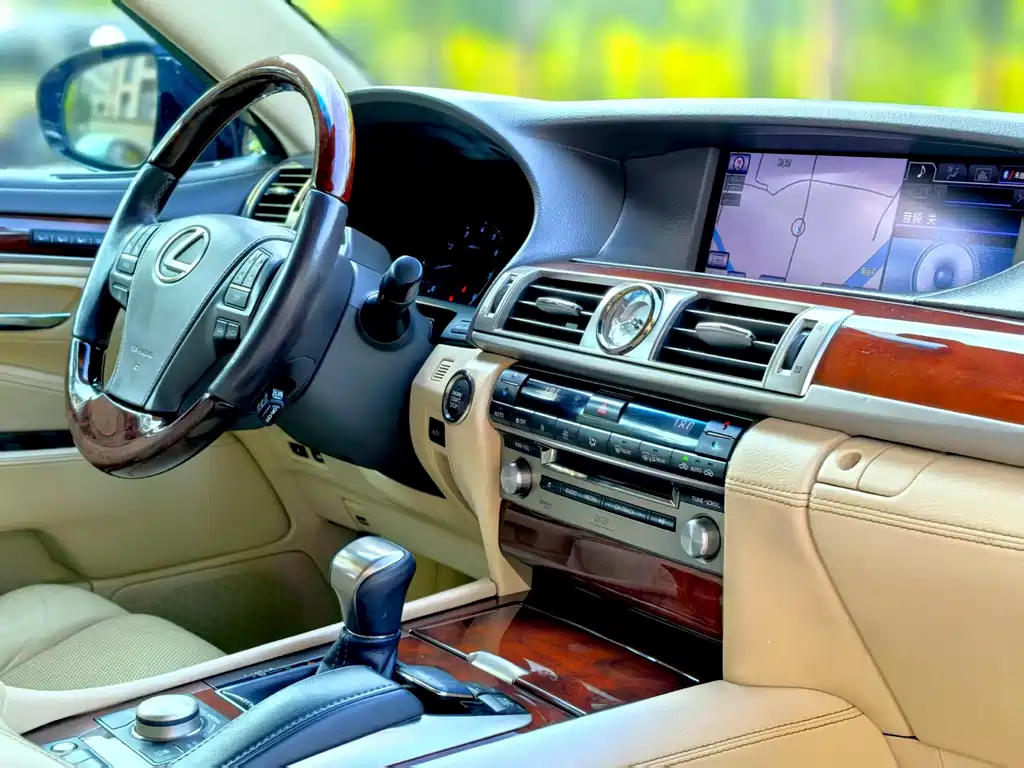 Lexus LS 2014 — фото 15