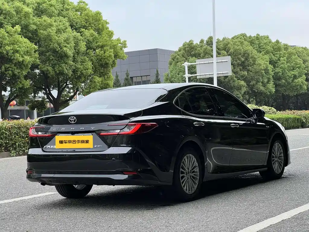 Toyota Camry 2025 — фото 4