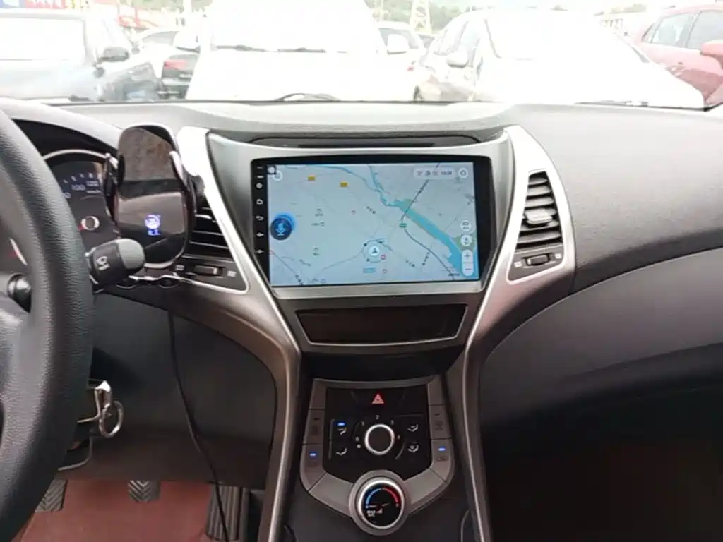Hyundai Elantra 2016 — фото 13