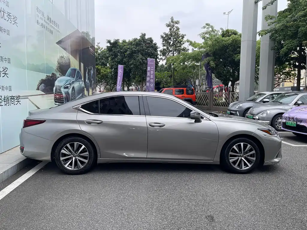 Lexus ES 2019 — фото 14