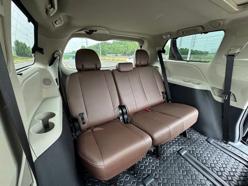 Toyota Sienna 2019 — фото 36