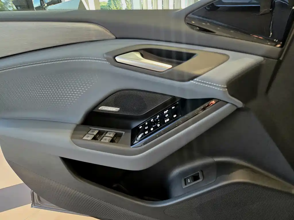 Audi A6L e-tron — фото 16