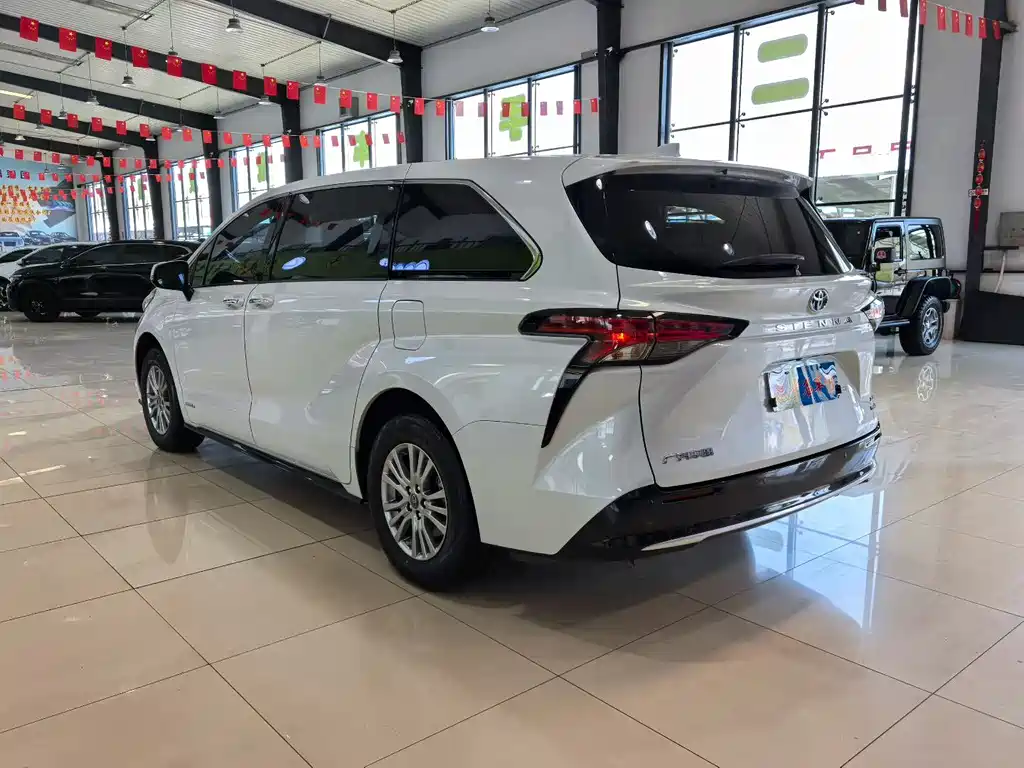 Toyota Sienna 2022 — фото 18
