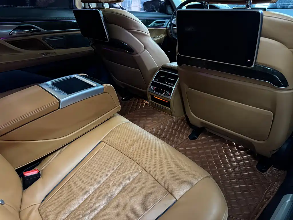 BMW 7 Series 2017 — фото 16