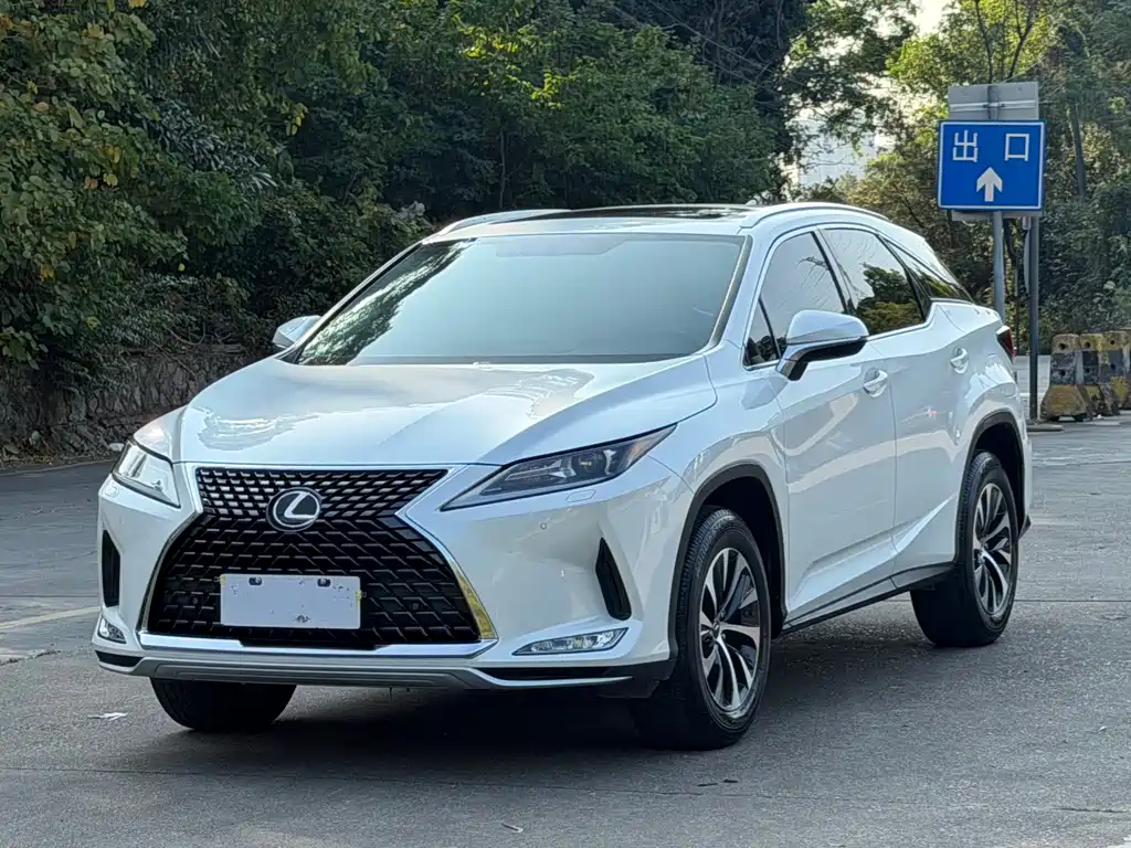 Lexus RX 2022 — фото 1