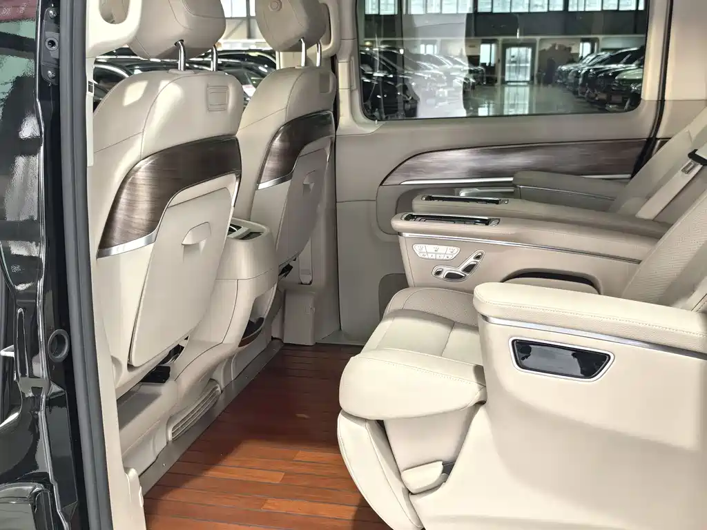 Mercedes-Benz V-Class 2023 — фото 13
