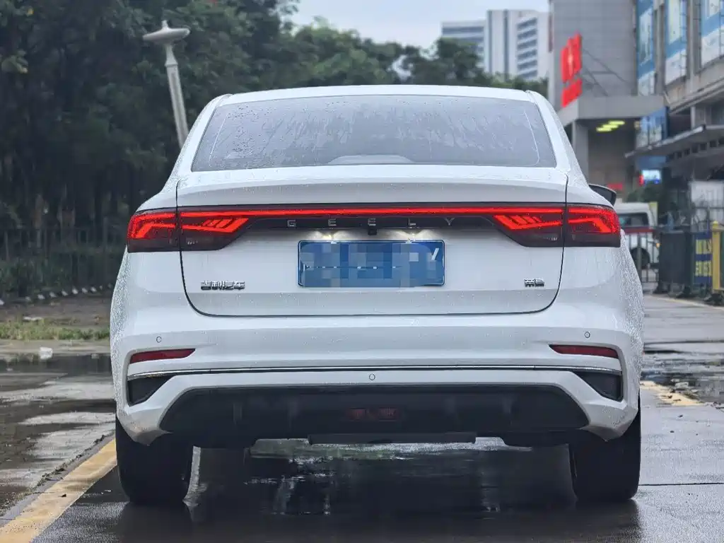 Geely Emgrand 2021
