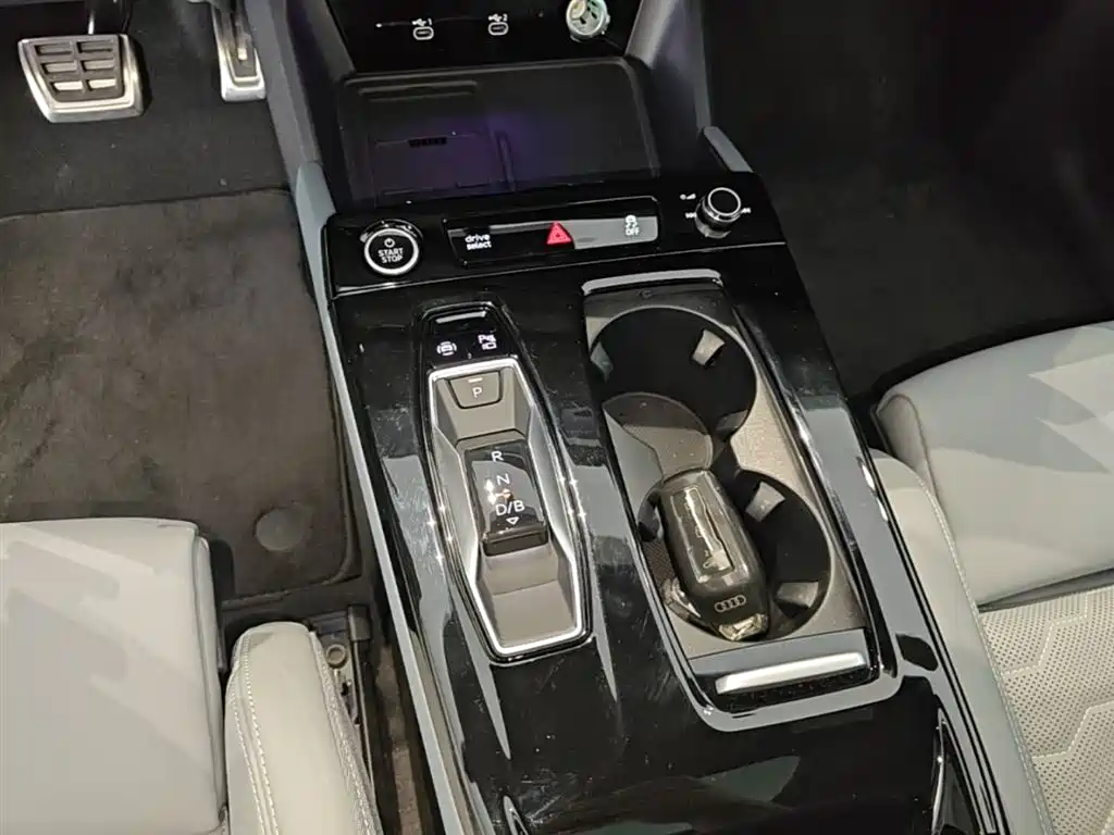 Audi Q6L e-tron 2025 — фото 14