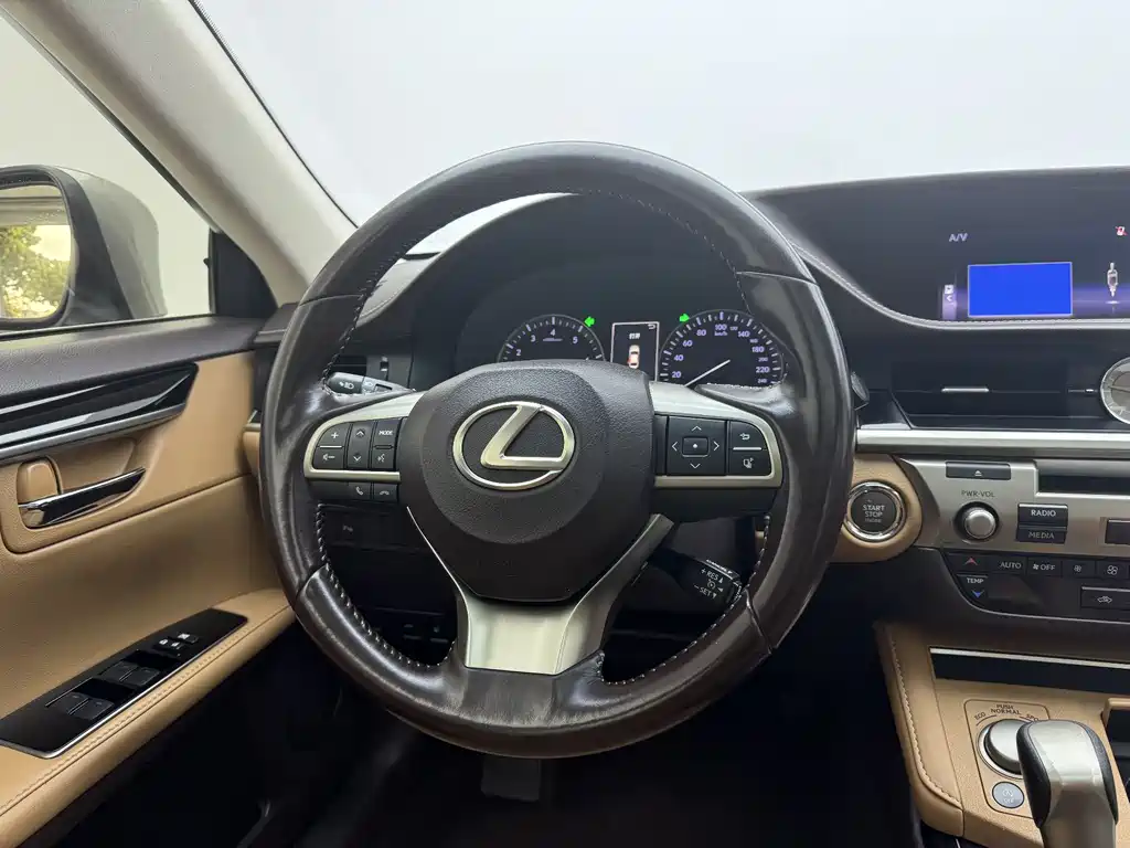 Lexus ES 2017 — фото 19