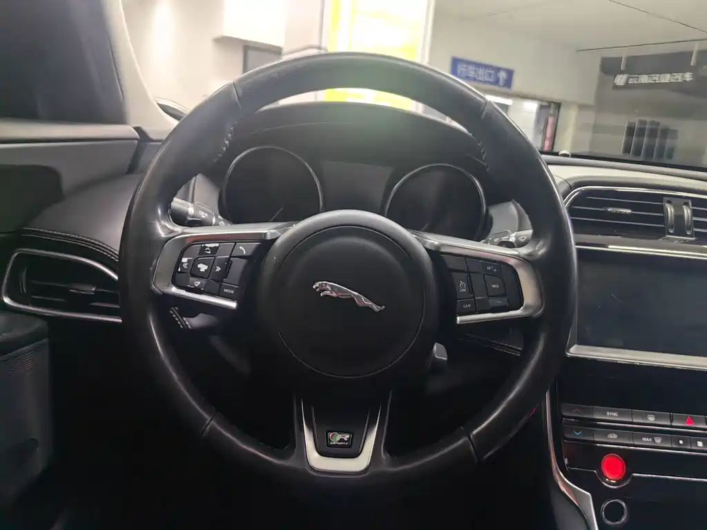 Jaguar XE 2016 — фото 14
