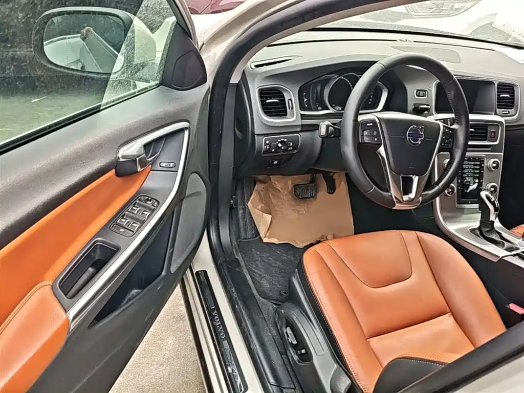 Volvo S60 2018 — фото 16