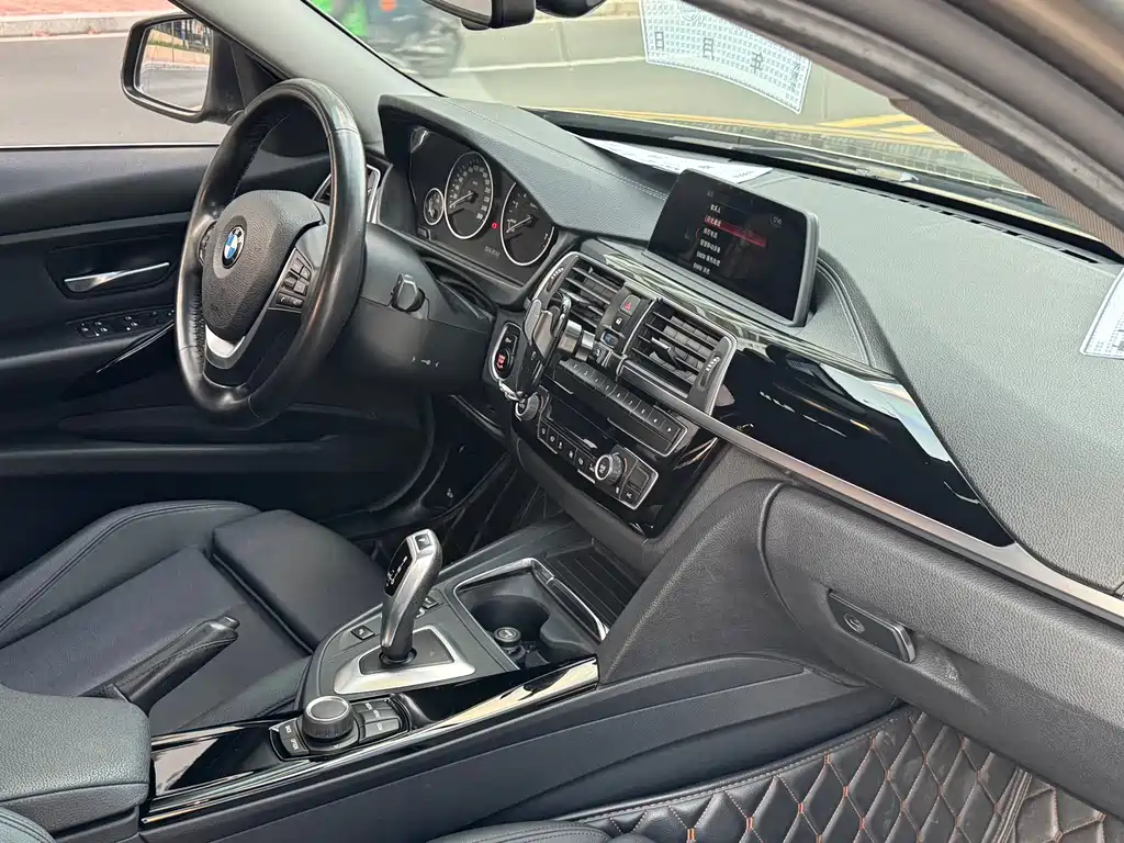 BMW 3 Series 2018 — фото 12