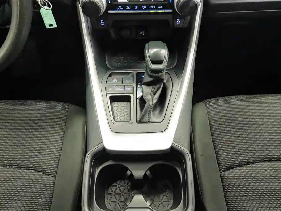 Toyota RAV4 2020 — фото 16