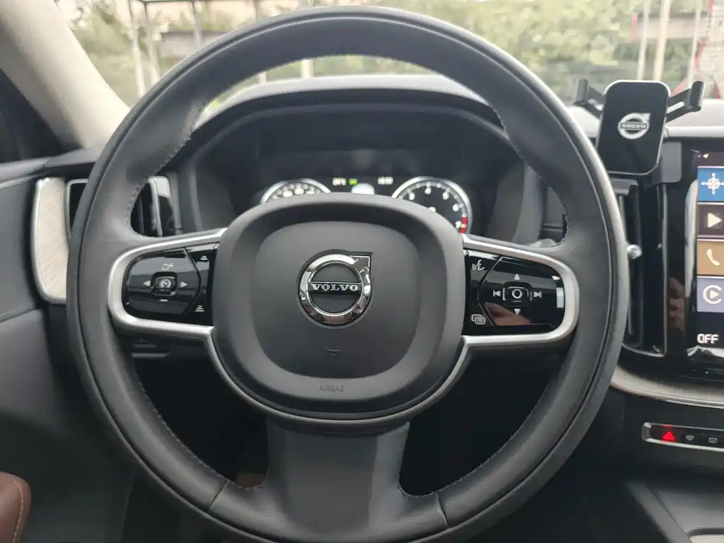 Volvo XC60 2019 — фото 12