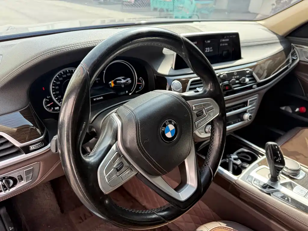 BMW 7 Series 2017 — фото 13