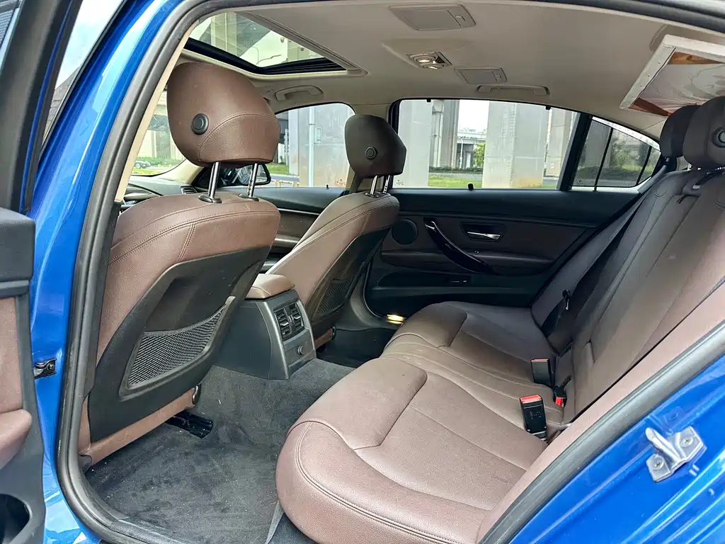 BMW 3 Series 2019 — фото 12