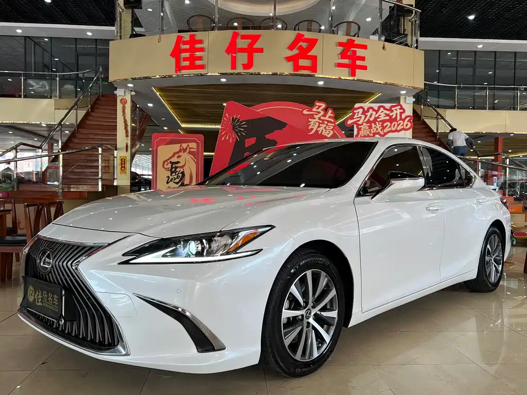 Lexus ES 2019 — фото 1