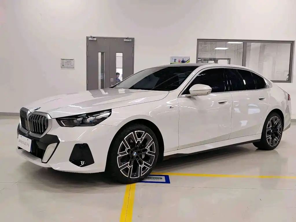 BMW 5 Series 2025 — фото 1