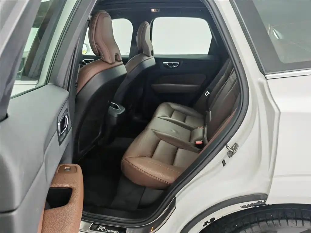 Volvo XC60 2021 — фото 15