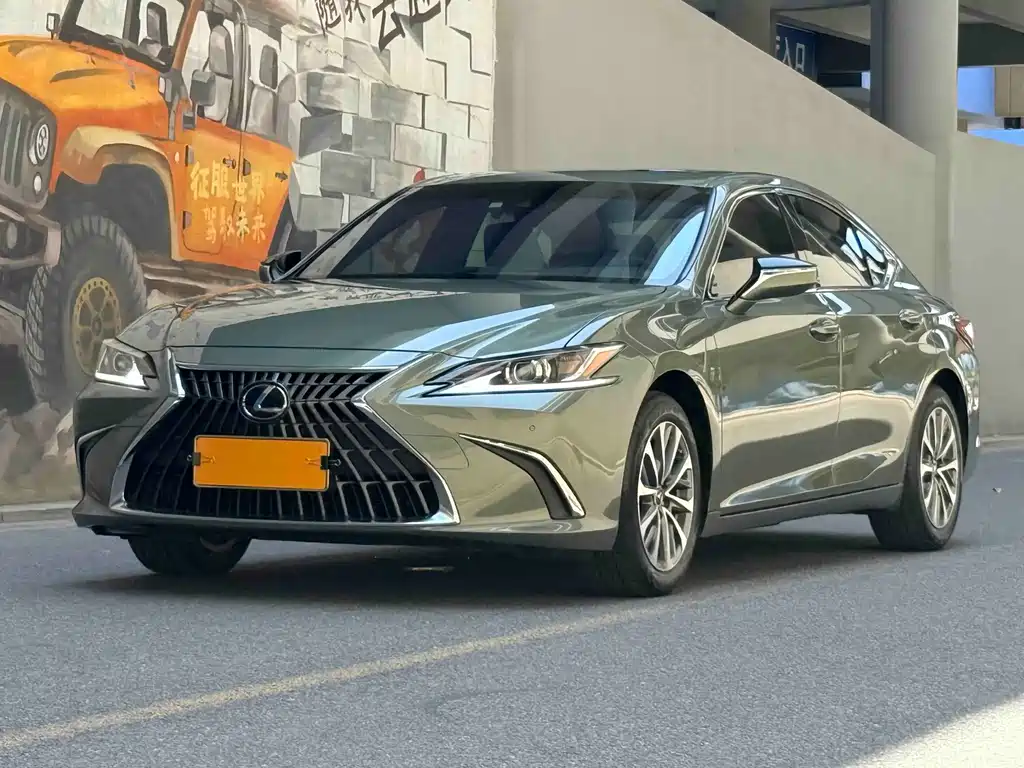 Lexus ES 2023 — фото 1