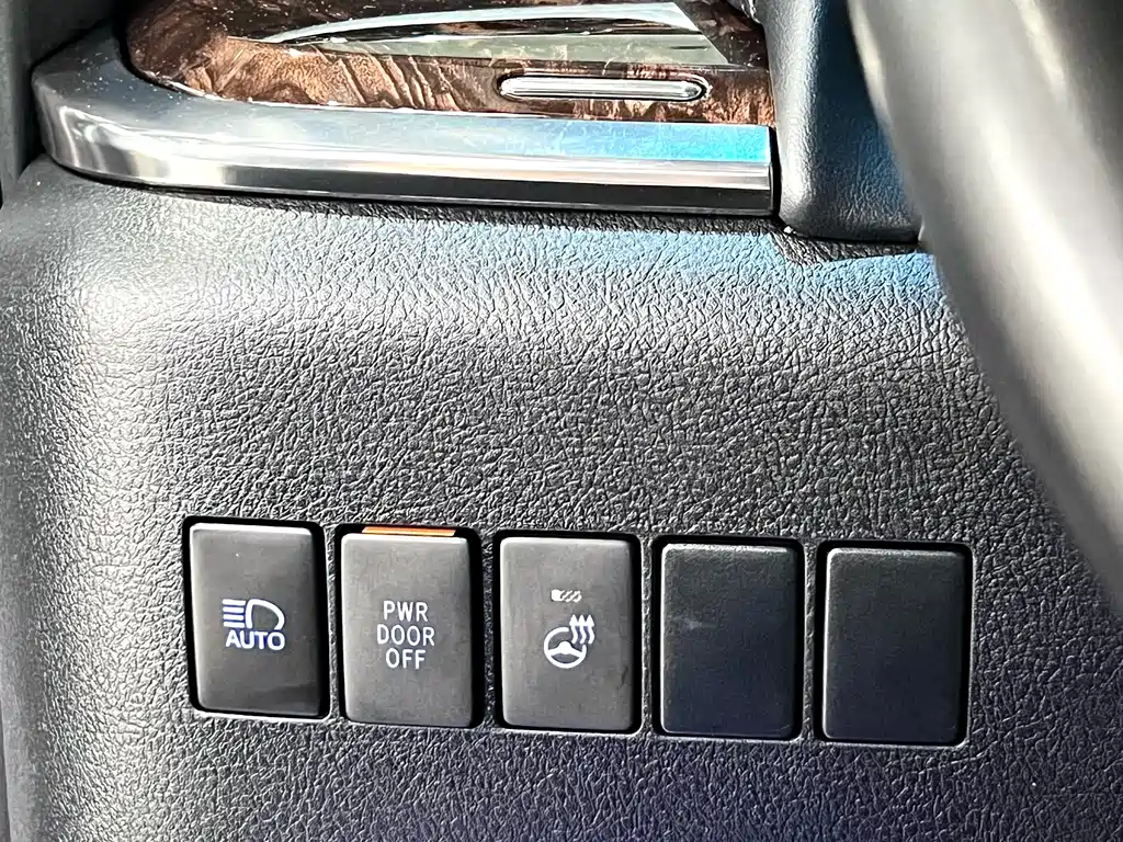 Toyota Alphard 2023 — фото 27