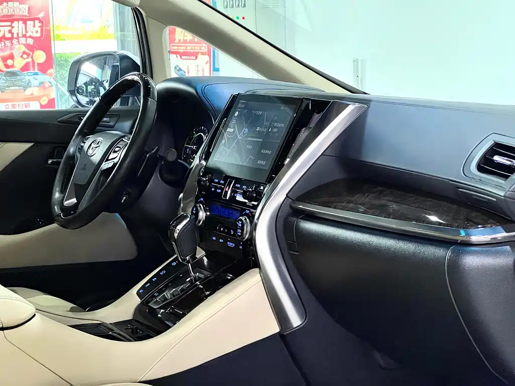 Toyota Alphard 2023 — фото 29