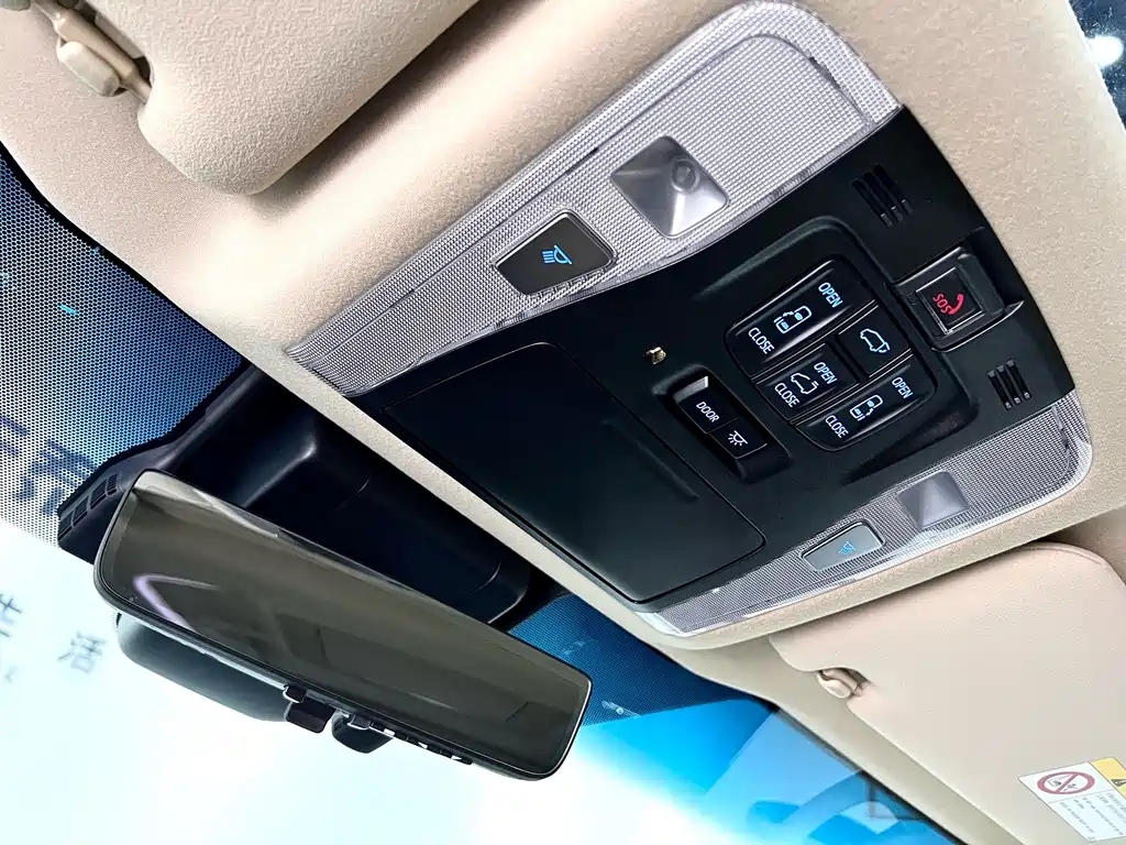 Toyota Alphard 2023 — фото 30
