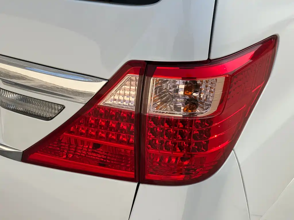 Toyota Alphard 2014 — фото 17