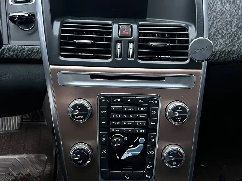 Volvo XC60 2017 — фото 11