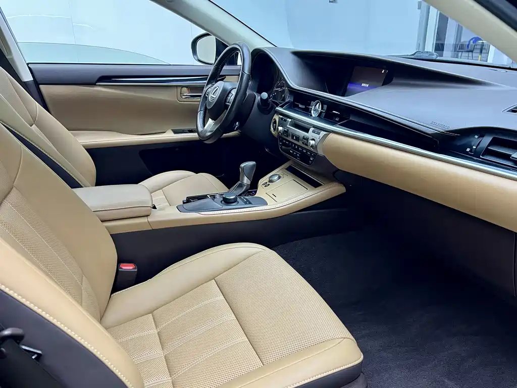 Lexus ES 2018 — фото 17