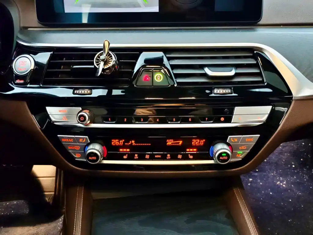 BMW 5 Series 2021 — фото 11