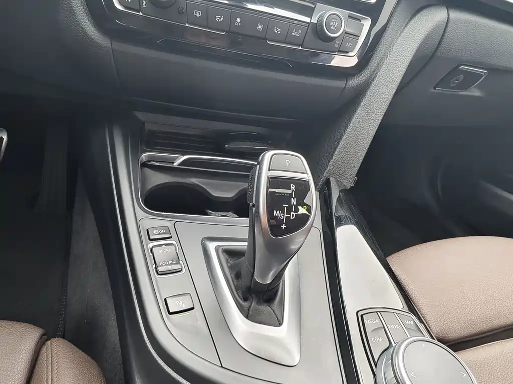 BMW 3 Series 2017 — фото 14