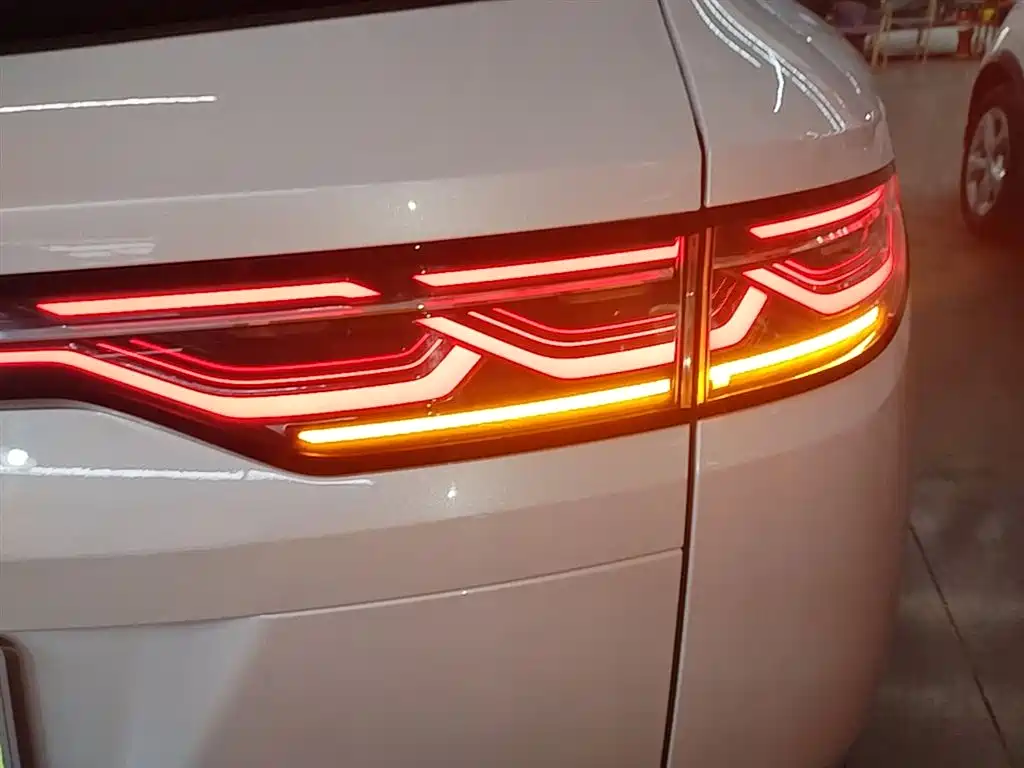 BYD L DM-i 2025 — фото 8