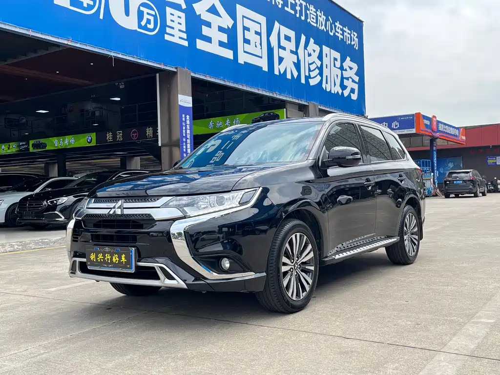 Mitsubishi Outlander 2022 — фото 1