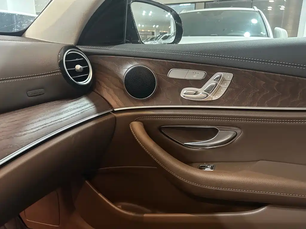 Mercedes-Benz E-Class 2023 — фото 13