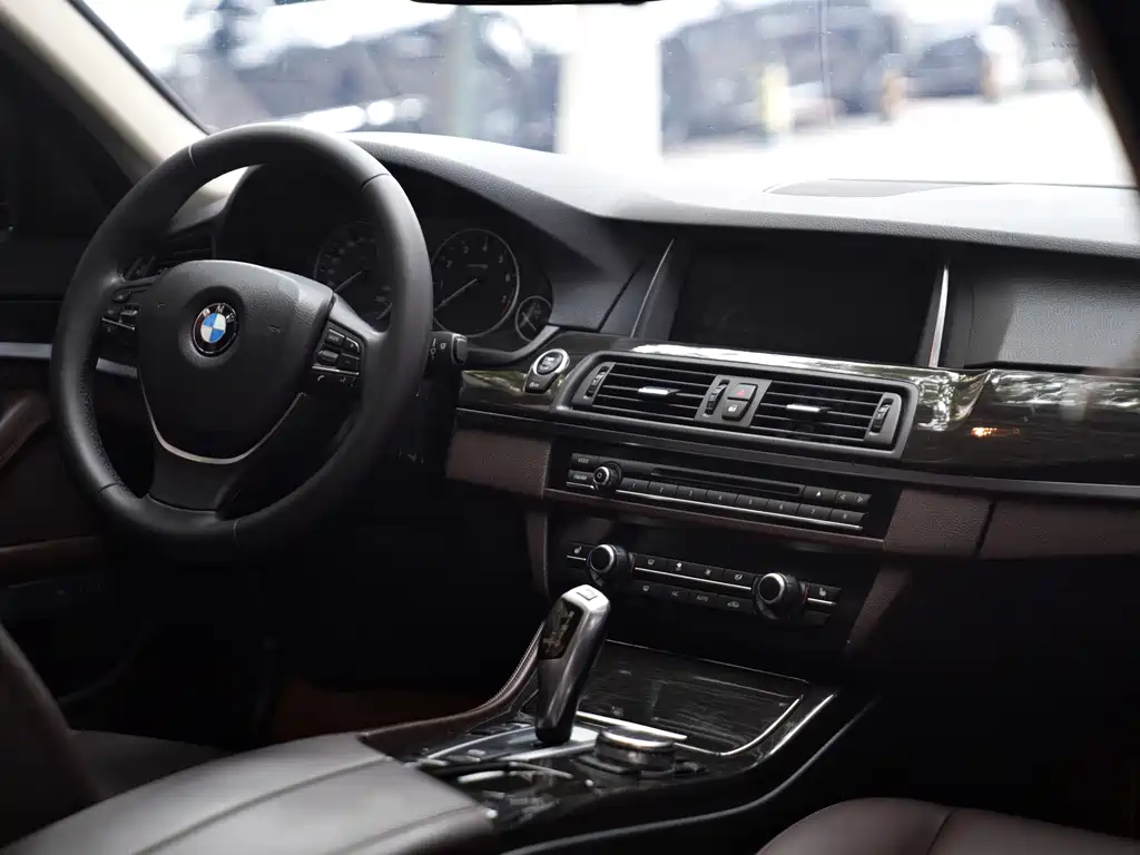 BMW 5 Series 2015 — фото 14