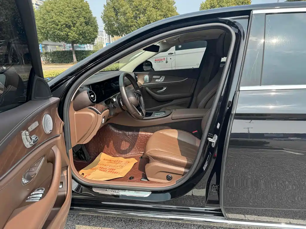 Mercedes-Benz E-Class 2023 — фото 10