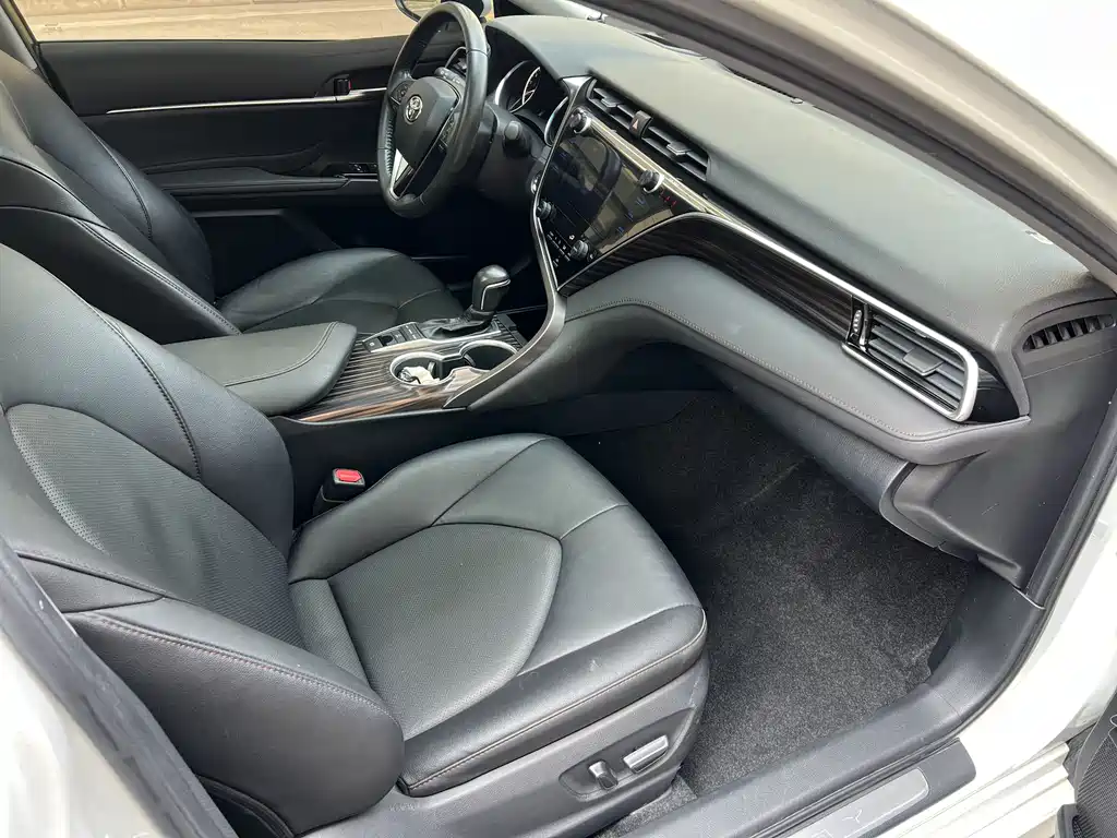 Toyota Camry 2020 — фото 12