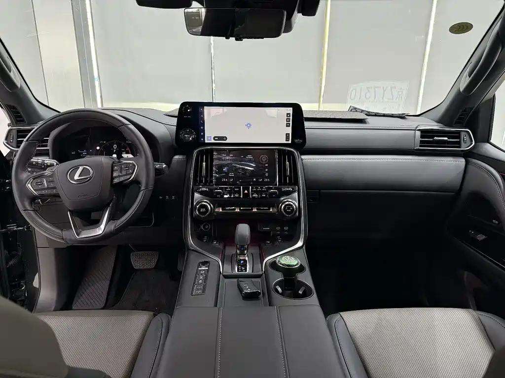 Lexus LX — фото 9
