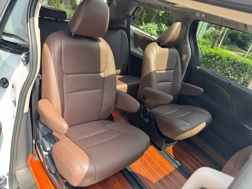 Toyota Sienna 2019 — фото 10