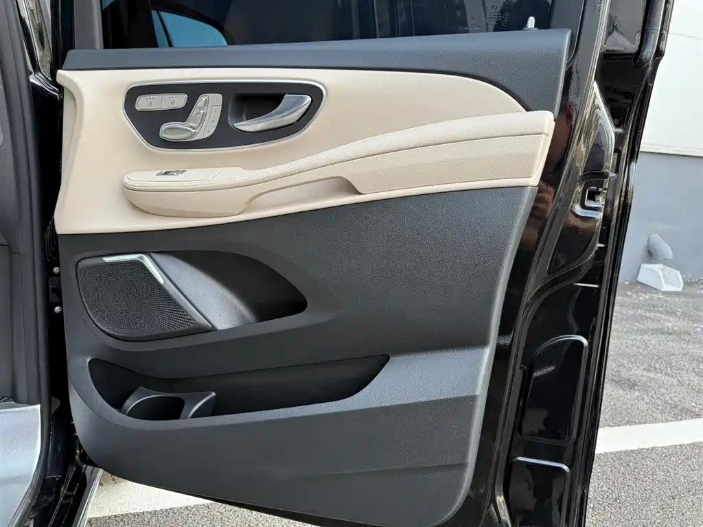 Mercedes-Benz V-Class 2023 — фото 27