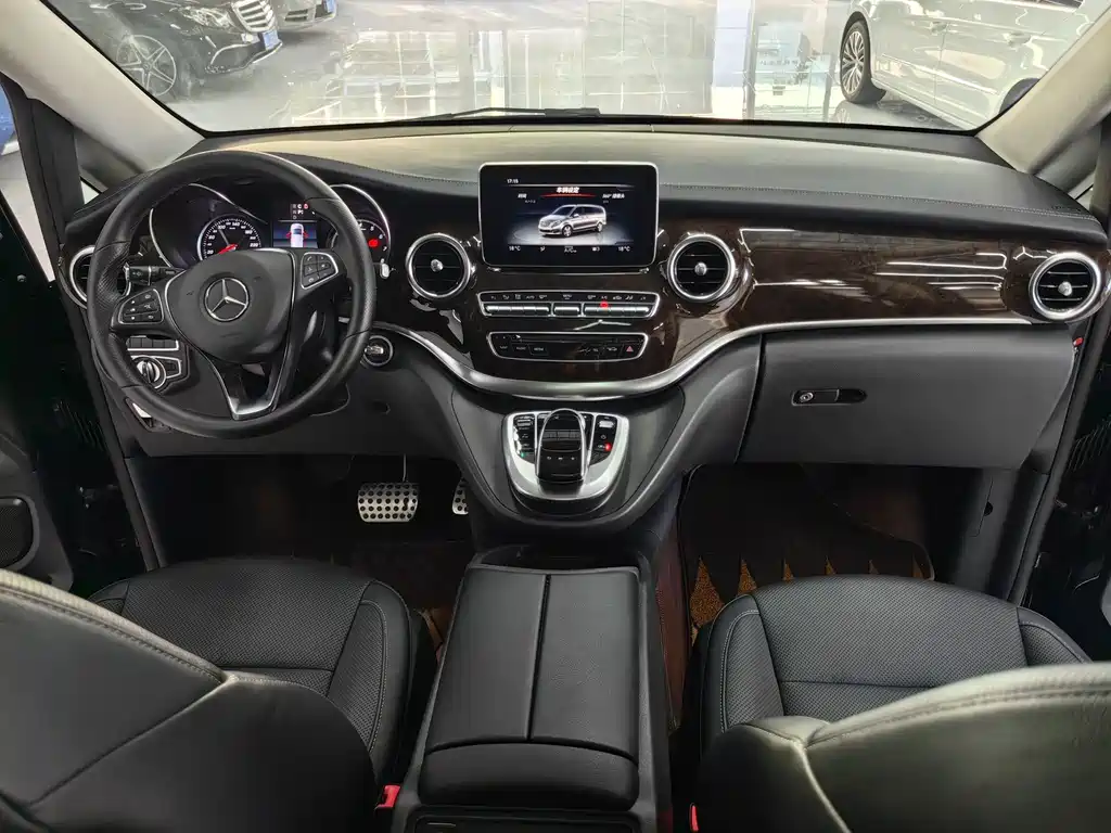 Mercedes-Benz V-Class 2018 — фото 16