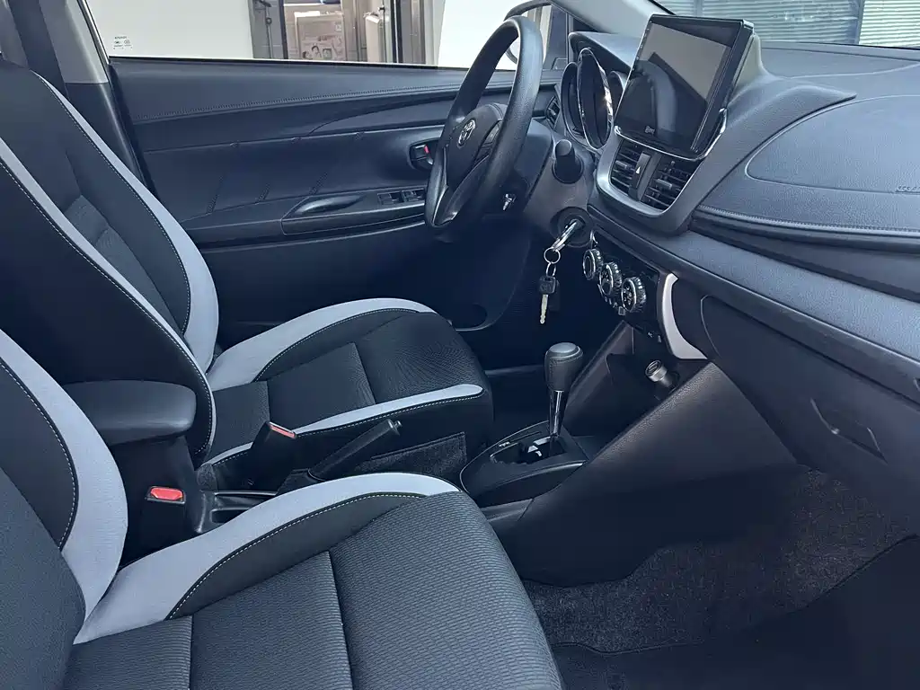 Toyota Yaris L 2022 — фото 12