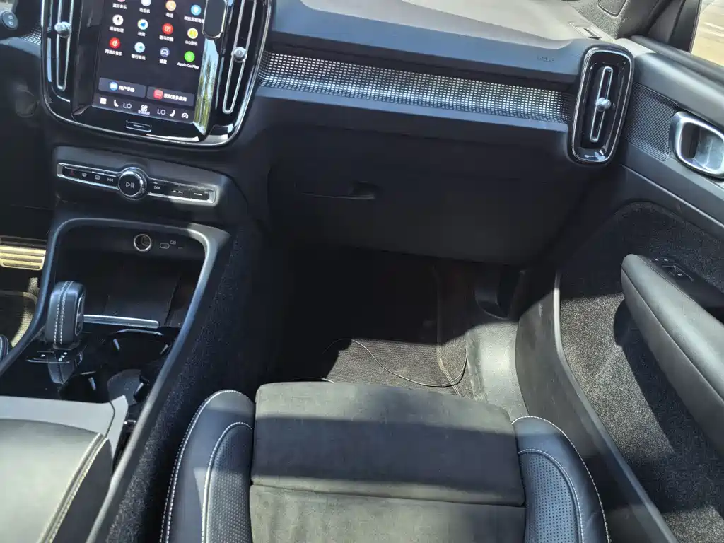 Volvo XC40 New Energy 2021 — фото 13