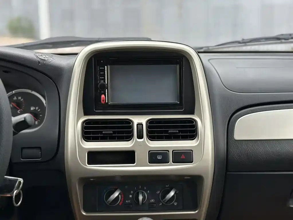 Nissan Paladin 2012 — фото 12