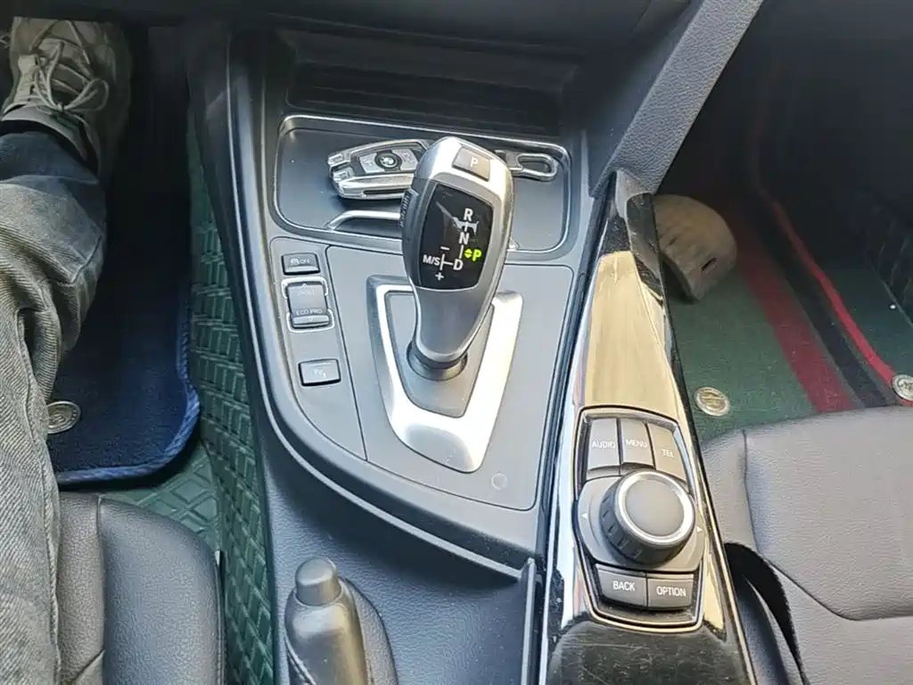 BMW 3 Series 2017 — фото 14